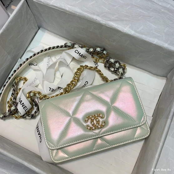 Firstbag Ru CHAIN WALLET CHANEL19 ON 0708